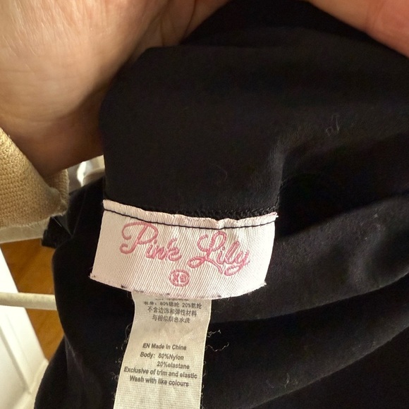 Black High-Waisted Ripped Leggings - Picture 3 of 4